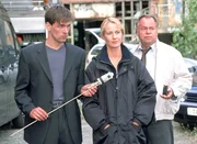 (v.li.:) Kommissar Bonhoff (Wolfgang Krewe), Staatsanw&auml;ltin Glaser (Britta Schmeling) und Kommissar Kehler (Wolfgang Bathke) glauben, dass ein Feuerwerksk&ouml;rper das Auto, in dem die Leiche gefunden wurde, in Brand gesteckt hat.
