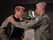 Daniel (Michael Shanks, l.) und Jack (Richard Dean Anderson) haben etwas andere Vorstellungen davon, wie mit dem Eindringling umzugehen ist.