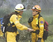 Fire Chief Natasha Ross (Merle Dandridge, l.); Andy Herrera (Jaina Lee Ortiz, r.)