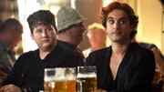 Paul (Chris Tall, li.) und Peter (Oliver Wnuk)