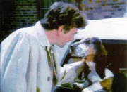 Lt. Columbo (Peter Falk) verbietet seinem Hund, das Auto zu verlassen.