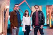 Die Moderatoren Oliver Phelps (l.) und James Phelps (r.) mit Bonnie Wright (m.)