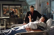 Als Capt. Brass (Paul Guilfoyle, lieg.) nach seiner schweren Verletzung wider Erwarten aufwacht, ist die Erleichterung bei Gil Grissom (William Grissom) und seinen CSI-Kollegen gro&szlig;.
