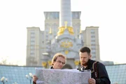 Wigald Boning und Fritz Meinecke posieren in Kiew, Ukraine, w&auml;hrend der Dreharbeiten zur neuen lokalen Produktion &bdquo;Wigald & Fritz &ndash; Die Geschichtsj&auml;ger&rdquo; am Maidan-Platz.
