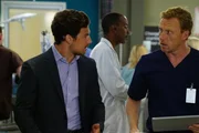Owen (Kevin McKidd, r.) bittet Dr. Andrew DeLuca (Giacomo Gianniotti, l.), der eine Verletzte ins Krankenhaus gebracht hat, um Mithilfe ...