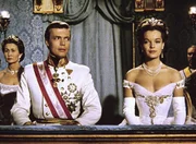 "Sissi - Schicksalsjahre einer Kaiserin" Kaiser Franz-Joseph (Karlheinz-B&ouml;hm) und seine bezaubernde Kaiserin (Romy Schneider) in der Mail&auml;nder Scala.