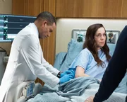 Dr. Marcus Andrews (Hill Harper) und Emma Newton (Sarah-Jane Redmond)