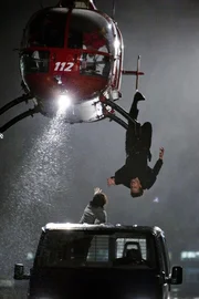 In einer halsbrecherischen Aktion versucht Chris (Gedeon Burkhard) seine Schwester zu retten...