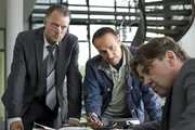 Oberstaatsanwalt Hinrichs (Ralph Misske, re.) gibt vor Bohm (Andr&eacute; R&ouml;hner) und Semir (Erdogan Atalay) zu, eine Aff&auml;re mit dem Opfer gehabt zu haben. Nur war er nicht der Einzige!