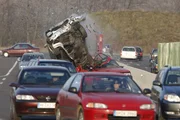 Semir verfolgt auf der Autobahn einen Autofahrer, der pl&ouml;tzlich mit seinem Wagen ausbricht und eine Massenkarambolage ausl&ouml;st...