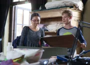 Dodo (Than Huyen Nguyen) und Simon (Tom Linnemann) t&uuml;fteln gemeinsam in der Werkstatt an der Drohne.