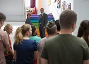 Dr. Berger (Robert Schupp) macht den Einsteinern klar, dass ihr Handeln Konsequenzen hat und sagt deshalb die Berlin-Fahrt ab.