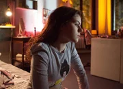 Olivia (Holly Geddert) vermisst ihre beste Freundin Jule.