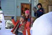 Auch zu Weihnachten hört für Brick (Atticus Shaffer, vorne), Sue (Eden Sher, M.) und Axl (Charlie McDermott, hinten) der Streit mit den Nachbarskindern nicht auf ... Auch zu Weihnachten hört für Brick (Atticus Shaffer, vorne), Sue (Eden Sher, M.) und Axl (Charlie McDermott, hinten) der Streit mit den Nachbarskindern nicht auf ...