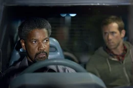 Verr&auml;ter und Ex-Agent Tobin Frost (Denzel Washington, l.) und CIA-Neuling Matt (Ryan Reynolds, r.): Der Kampf ums &Uuml;berleben hat sie zusammengeschwei&szlig;t.