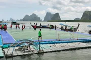 Der schwimmende Fu&szlig;ballplatz von Koh Panyee besteht aus einer Konstruktion aus Kunststoff-Pontons.