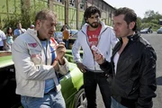Tayfun (Tim Seyfi, re.) muss sich bei diesem Autorennen geschlagen geben, Mike (Willi Herren, li.) hat gewonnen. Doch Tayfun schl&auml;gt ein zweites Rennen mit doppeltem Einsatz vor, mit Cem als Fahrer... (Mi. Numan Acar als Hassan)