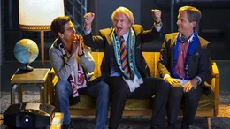 Eroll (Elyas M'Barek, li.), Helmut (Detlev Buck) und Lars (Christoph Maria Herbst, re.) geniessen die Zeit in ihrem M&auml;nnerhort..