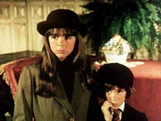 Tess (Sally Boyden, l.) und Pip (Jeff Cotler, r.) vermissen ihre Eltern so sehr, die seit dem Bombenangriff auf London vermisst werden.