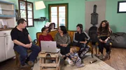 Meine fremde Heimat &ndash; Spezial Angola Familie Schafroth (die dritte Schwester fehlt) schauen sich gemeinsam die Sendung von Melanies und Angelas Reise nach Angola an: v.l.n.r. Daniel Schafroth, Eug&eacute;nia Moura da Silva, Angela Schafroth, Melanies Sohn Juri, Melanie Schafroth, Elodie Schafroth