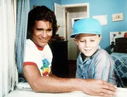 Jonathan (Michael Landon, l.) zeigt Curtis (Vonni Ribisi, r.) ein Vogelnest.