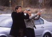 Semir (Erdogan Atalay, re.) und Jan (Christian Oliver) machen Jagd auf den ehemaligen Kollegen Robert Kr&uuml;ger, der mit Andrea und Semir ein perfides Spiel treibt.