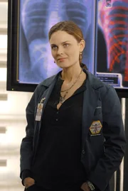 Emily Deschanel als Dr. Temperance "Bones" Brennan. Die Verwendung des sendungsbezogenen Materials ist nur mit dem Hinweis und Verlinkung auf TVNOW gestattet.