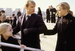 Felice (Nina Proll) und ihre Tochter Lilli (Lili Hering) wollen nichts mehr mit dem Anwalt Kurt (Pierre Besson) zu tun haben.