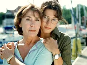 hr-fernsehen LIEBE AUF BEW&Auml;HRUNG, Spielfilm, Deutschland 2004, Regie: Bernd B&ouml;hlich, am Sonntag (26.08.12) um 15:20 Uhr. Karoline (Mariella Ahrens, re.) will ihre Mutter Juliane (Thekla Carola Wied) ihre Pl&auml;ne ausreden, wieder in ihren alten Beruf zur&uuml;ck zu kehren.