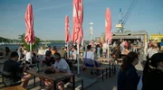 Die Container Bar &bdquo;Rosdommel&ldquo; ist im Sommer ein Hotspot am Rostocker Stadthafen.