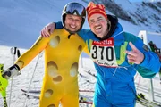 v.l.: Jan Fitze misst sich in einem Duell mit Skilegende Marc Berthod.