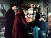 Emily (Mary Jackson, l.) und Mamie (Helen Kleeb, 2.v.l.) bringen ihren Schützlingen Tess (Sally Boyden, 2.v.r.) und Pip (Jeff Cotler) Weihnachtgeschenke vorbei. Emily (Mary Jackson, l.) und Mamie (Helen Kleeb, 2.v.l.) bringen ihren Schützlingen Tess (Sally Boyden, 2.v.r.) und Pip (Jeff Cotler) Weihnachtgeschenke vorbei.