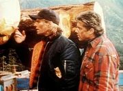 MacGyver (Richard Dean Anderson, li.), der sich als Holzf&auml;ller einstellen l&auml;sst, um einen Mord zu kl&auml;ren, lernt Jack Chandler (Doug Sheehan) kennen.