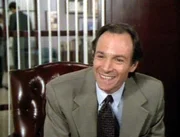 Der Lektor Edward Graham (Robert Desiderio) ist mit Jessicas neuem Roman vollauf zufrieden.