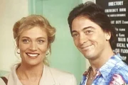 Jack (Scott Baio, r.) lernt die reiche Witwe Samantha (Glynis Barber, l.) kennen. Jack (Scott Baio, r.) lernt die reiche Witwe Samantha (Glynis Barber, l.) kennen.