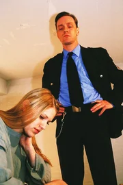 Blondie (Victoria Madincea) sitzt im Bunker, weil sie aus Eifersucht auf Jutta und Dr. Stein losgegangen ist. Gitting (Karl-Heinz von Liebezeit) startet wieder seine Ann&auml;herungsversuche.