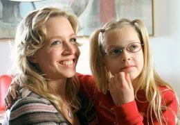 rbb Fernsehen ERBIN MIT HERZ, Deutschland/&Ouml;sterreich 2004, Regie Holger Barthel, am Donnerstag (19.05.11) um 20:15 Uhr. Immer guter Dinge: Felice (Nina Proll) und ihre Tochter Lilli (Lili Hering).