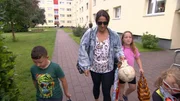 Natascha (37) aus Bremen-Huchting sehnt sich nach besseren Bildungschancen für ihre drei Kinder und hält daher Ausschau nach einer größeren Wohnung im benachbarten Niedersachsen. Natascha (37) aus Bremen-Huchting sehnt sich nach besseren Bildungschancen für ihre drei Kinder und hält daher Ausschau nach einer größeren Wohnung im benachbarten Niedersachsen.