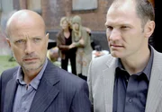 ARD/NDR - EINE FRAGE DES GEWISSENS - Regie: Thomas Bohn, am Mittwoch (29.03.06) um 20.15 Uhr vom NDR im Ersten. Beltz (C. Berkel) und Pauck (Nils DYwell) kommen mit einer SR-Mitarbeiterin und Nicole (Kristina Pauls) aus dem FabrikgebSude. &copy; NDR/Maria Krumwiede- Honorarfrei, Verwendung nur im Zusammenhang mit o. g. Sendung bei Nennung Bild: NDR/Maria Krumwiede (S2) NDR Presse und Information/Fotoredaktion Tel: 040 4156-2305, Fax: -2199
