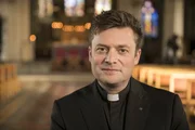 Reverend Charlie Baczyk-Bell in der Kirche St John the Divine, London.