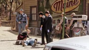 Jegliche Versuche, Janes Stalker ausfindig zu machen, scheitern, bis ein Polizist auf offener Straße erschossen wird. Dr. Maura Isles (Sasha Alexander, kniend) und Det. Jane Rizzoli (Angie Harmon, r.) ermitteln. Jegliche Versuche, Janes Stalker ausfindig zu machen, scheitern, bis ein Polizist auf offener Straße erschossen wird. Dr. Maura Isles (Sasha Alexander, kniend) und Det. Jane Rizzoli (Angie Harmon, r.) ermitteln.
