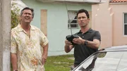 Bei ihrer unerfreulichen Begegnung mit der vermeintlichen Nachbarin eines ermordeten Waffenschiebers, m&uuml;ssen Sam (Bruce Campbell, l.) und Michael (Jeffrey Donovan) feststellen, dass diese in Wirklichkeit eine knallharte Agentin ist.