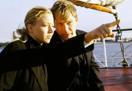 Der sympathische Anwalt Kurt (Pierre Besson) zeigt Felice (Nina Proll) die sch&ouml;nen Seiten Hamburgs.