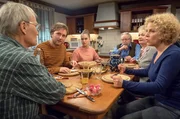 Oliver legt die Karten auf den Tisch und verr&auml;t der Familie, wer er wirklich ist - der Enkel von Johannas Halbbruder. V.li.: Karl (Peter Schell), Oliver (David Liske), Katharina (Anne-Marie Lux), Hermann (Wolfgang Hepp), Johanna (Ursula Cantieni) und Bea (Christiane Brammer).