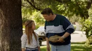 Missy (Raegan Revord, l.); George (Lance Barber, r.)