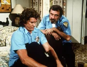 Jonathan (Michael Landon, l.) und Mark (Victor French, r.) werden durch Beschluss von "oben" Polizisten auf Zeit.
