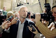 ARD/NDR - EINE FRAGE DES GEWISSENS - Regie: Thomas Bohn, am Mittwoch (29.03.06) um 20.15 Uhr vom NDR im Ersten. Nach der Gerichtsverhandlung stYrzen sich die Reporter auf Beltz (C. Berkel). &copy; NDR/Maria Krumwiede- Honorarfrei, Verwendung nur im Zusammenhang mit o. g. Sendung bei Nennung Bild: NDR/Maria Krumwiede (S2) NDR Presse und Information/Fotoredaktion Tel: 040 4156-2305, Fax: -2199