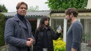 Die Ermittler konfrontieren den Vater der Toten mit einem Beweisst&uuml;ck, v.li.: Thomas Heinze als Caspar Bergmann, Stephanie Stumph als Annabell Lorenz, Friedrich Witte als Martin Kessler