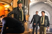 Der Organist Wolfgang Otten liegt leblos auf den Tasten seines Instrumentes. Die Orgel dr&ouml;hnt unver&auml;ndert auf einem Akkord. V.l.n.r. Organist Wolfgang Otten (Komparse), Staller (Helmfried von L&uuml;ttichau), Kantor Rainer Bentzer (Andreas Ladwig), Hubert (Christian Tramitz).