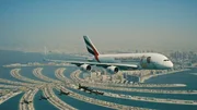 Emirates Flugzeug  Die Verwendung des sendungsbezogenen Materials ist nur mit dem Hinweis und Verlinkung auf RTL+ gestattet.